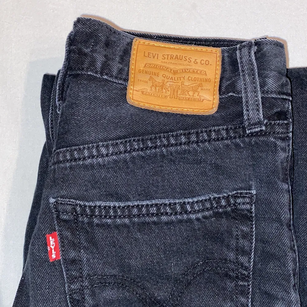 Tänkte sälja dessa Levi’s jeans eftersom att dessa är för små för mig. Sparsamt använda. Nypris 1200. Perfekt längd till mig som är 164 då jag sytt up dem! . Jeans & Byxor.