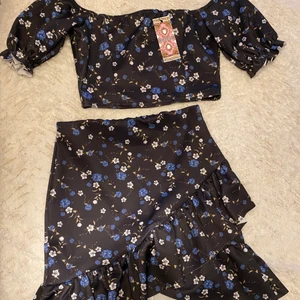 Blommigt set  - Helt oanvänd set med lappen kvar. Nypris 180kr men säljer nu för 100kr.