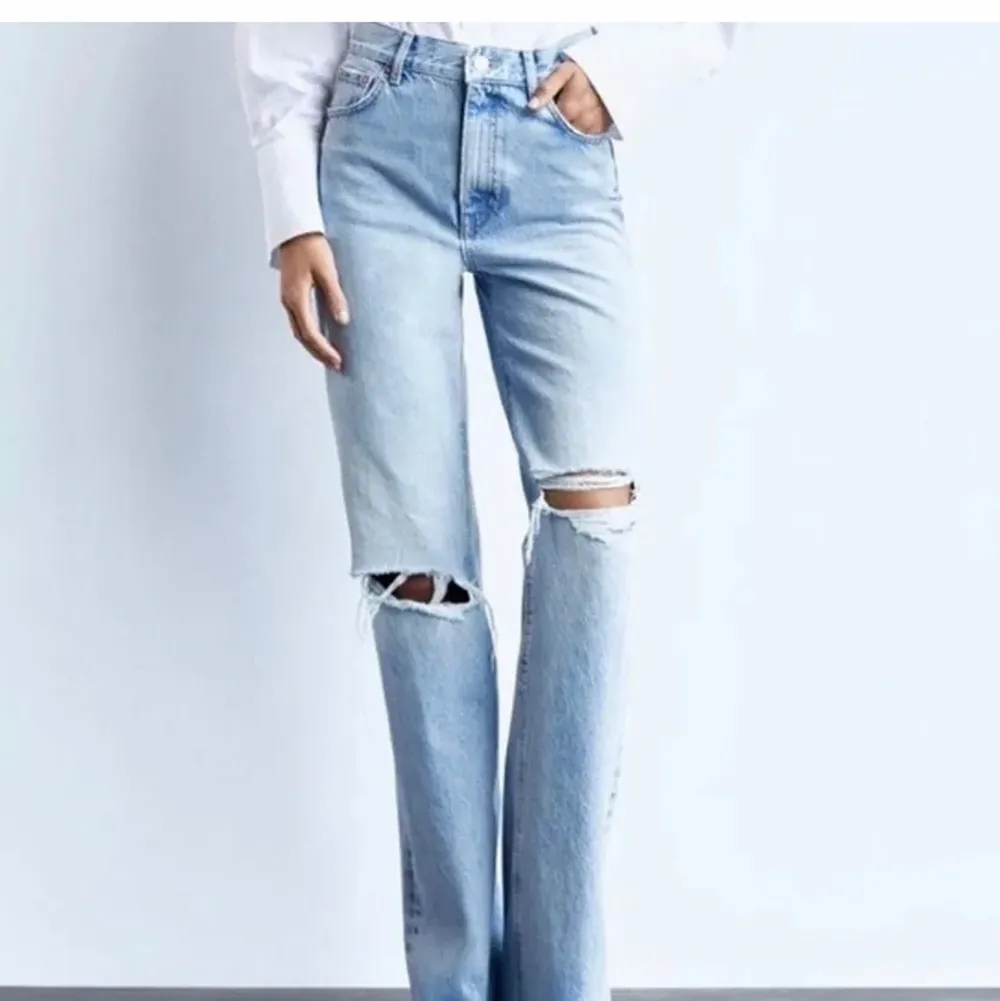 Superfina högmidja jeans från zara, i blå tvätt med hål på knäna. Änvända fåtal gånger och därmed i mycket fint skick. . Jeans & Byxor.