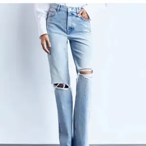 Superfina högmidja jeans från zara, i blå tvätt med hål på knäna. Änvända fåtal gånger och därmed i mycket fint skick. 