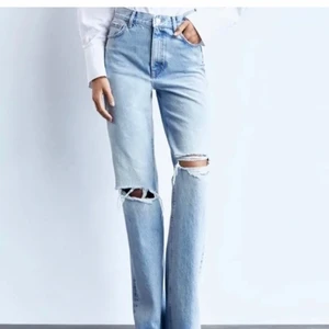 Högmidjade jeans från zara - Superfina högmidja jeans från zara, i blå tvätt med hål på knäna. Änvända fåtal gånger och därmed i mycket fint skick. 