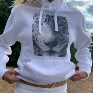 The cool elephant hoodie - Hoodie från the cool elephant, supersnygg och skön att ha på sig. Använd ett fåtal gånger, nypris 599