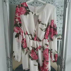 Jumpsuit DM retro strl S - En väldigt fin och somrig jumpsuit från DM retro/ Dennis Maglic. Endast använd 1 gång. Storlek S. Nypris 799kr. 