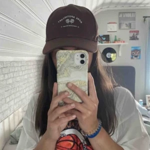 snygg keps - jätte snygg keps, oanvänd. säljer för jag passade inte alls bra i den, men den är super snygg!! 