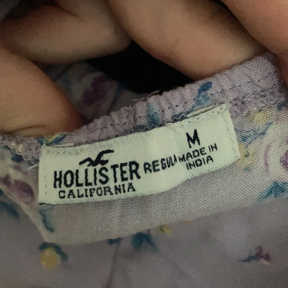 Säljer denna klänning från Hollister som är köpt på zalando. Den är endast prövad, alltså är den som i nyskick och säljer den för att den ej kommer till användning. Klänning går ungefär precis ner till knäna på mig som är 170 cm lång. Köpte den för 379 kr, men säljer för 250 + frakt. . Klänningar.