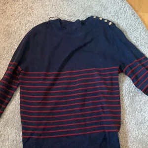 Randig stickad tröja  - Säljer nu min snygga stickade tröja från Zara. Köpt för något år sedan och sällan använd. Finns inte att få tag på! Köparen står för frakt!💕