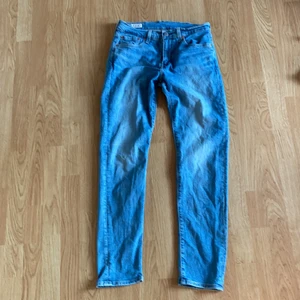 Levis jeans ljusblå - Säljer ett par Levis jeans i modellen lot 512 i storlek: W29 L32, 150 kr + frakt 😊