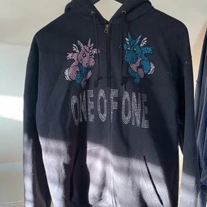 One of one hoodie  - Detta är en hoodie som är använd ett fåtal gånger!         Storlek. M 
