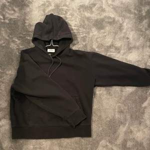 Svart Weekday hoodie storlek medium men den är lite liten