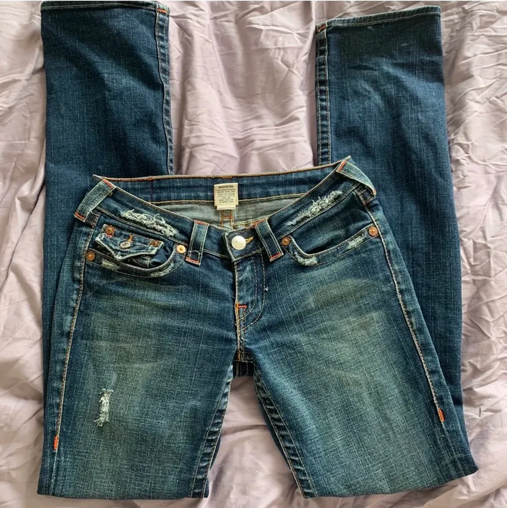 Säljer mina superfina favorit jeans från true religion i storlek 27 då jag har ett par andra likande❤️. Jeans & Byxor.