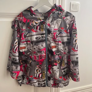 Jacka - Säljer denna sjukt coola colmar vindjacka. Jackan går att använda både sommar och vintertid. Storlek 42 varav italienska storlekar är mindre. Jag är 165 cm. Väldigt gott skick!⭐️