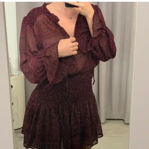 ZARA KLÄNNING - Publicerar på nytt p g a oseriösa köpare! Jag säljer nu min fina zara klänning i zebramönster. Den är slutsåld och endast testad!! 🤍🤍🤍🤍 Frakt är inte inkluderat i pris. Kan gå ner i pris för snabb affär. Säljer för att den inte kommer till användning! 