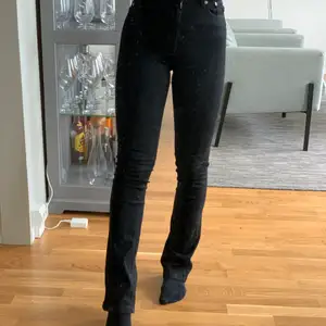 Storlek 34, supersköna jeans med stretch! Använda fåtal gånger, höga i midjan 😊