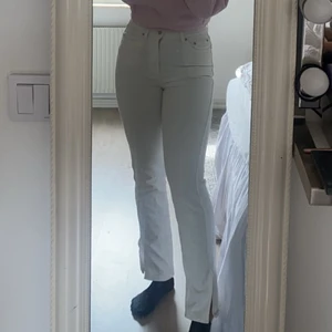 Vita jeans med slits - Riktigt fina jeans med slits i storlek S från weekday. Säljer för att de blivit försmå för mig och har inte använt de jättemycket. Därför är de i jättebra skick! Frakt ingår ej i priset❤️