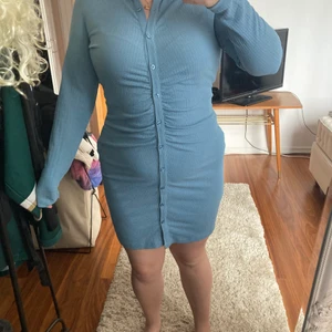 Klänning/Only  - Ljus blå klänning i Strl L, stretchig med knappar hela vägen upp som ner, krage. Köpt i Stockholm men aldrig använd.  Nypris 400 kr. Prislapp sitter kvar💕