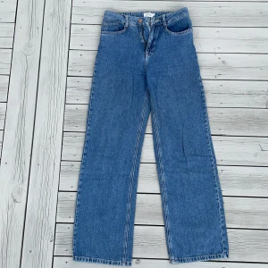 Nakd jeans - Super snygga jeans från nakd!!!!! Trendig färg och längd på byxorna. Jätte bra kvalitet. Lite skav på knappen (se bild 2) nämen det är inget man tänker på. Knappt använda. Skriv för mer info🤩🤩❤️❤️