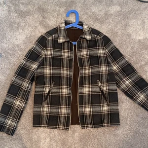 Zara jacka - Brunrutig och höstig jacka från ZARA! Strl M