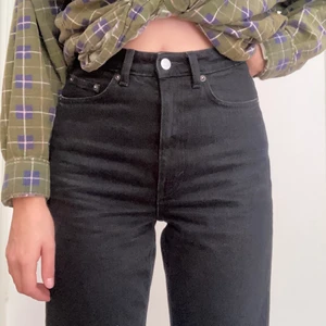Weekdayjeans ’Rowe’ - Jättefina weekdayjeans i modellen Rowe. Dom är avklippta nedtill. Knappt använda! Det är bara att fråga om du behöver mått. 👖