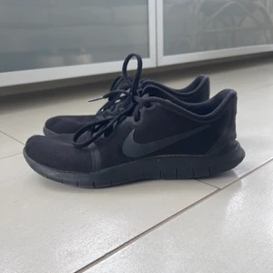 Träningsskor  - Ett par svarta träningsskor från Nike i storlek 41 som jag inte använder längre! De kan användas som löparskor/träningsskor eller till vardags🤩