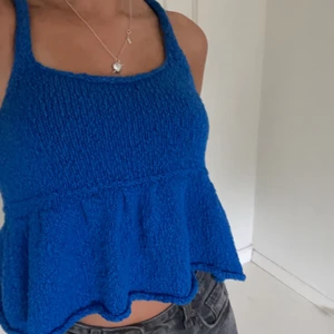 Zara topp - Intressekoll på denna så fina helt slutsålda zara toppen i storlek xs men skulle säga att den är stor i storleken så passar nog xs-m beroende på hur man vill att den ska sitta💕 köpt förra sommaren men fint skick!💘