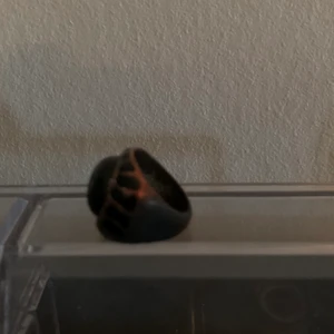 Ring  - Köpt på loppis men kommer sällan till användning. Passar bra på mitt pekfinger o har ganska liten hand. Så skulle säga att ringen är S-M beroende på vilket finger man vill ha den på. Säljer endast för 100kr och uppåt då jag fortfarande tycker om den!