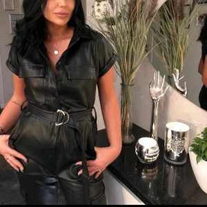 Skinn jumpsuit  - Superfin skinn jumpsuit, endast använd ett par gånger! 
