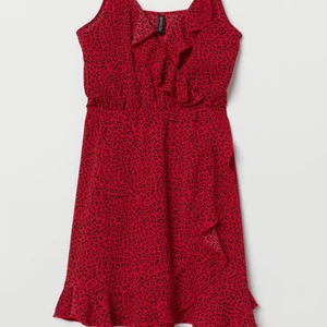 Jättefin röd klänning med leopardmönster - Jättefin röd klänning med leopardmönster❤️ slutsåld på hemsidan. Använd en gång, helt i nyskick. Säljer pga för lite användning💞 nypris 200kr jag säljer för 100💕