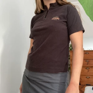 T-shirt med zipper - Riktigt go t-shirt med en zipper och halv krage. 100 procent bomull så den är väldigt mjuk ochh skön. Bra skick! 