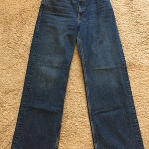 Mörkblå vida jeans från Monki - Supersnygga mörkblå vida jeans från Monki som tyvärr inte längre passar. Storlek 31, alltså 40/42. Väldigt långa för mig som är 164cm så passar antagligen bra på någon som är runt 170cm. En aning slitna längst ner, men annars toppskick. Nypris 500kr säljer för 300kr, priset är dock diskuterbart. Kontakta vid intresse eller bild på hur de sitter på❤️ Frakt tillkommer.