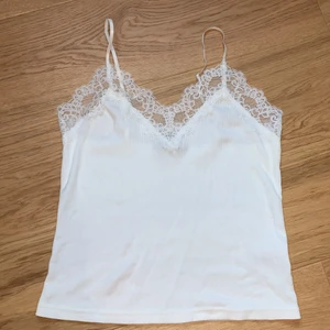 linne  - Ett gulligt litet nattlinne, aldrig använt 