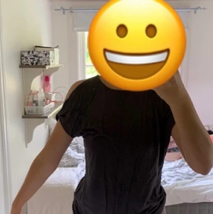 Topp med öppna axlar - Från Gina Tricot. Öppna axlar. Storlek XS men passar mig som är S/M.