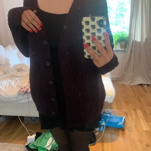 Stickad kofta  - Vinröd/svart stickad kofta köpt på Forever 21 som är supermysig o oversized! Går där vid rumpan