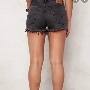 Svarta Levis shorts i strlk 29. Nästan aldrig använda. Säljs pga för lite användning❤️❤️❤️❤️