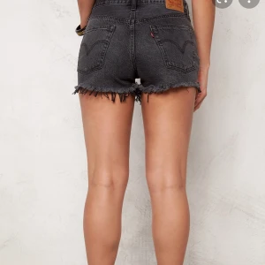 Levis shorts i strlk 29😍😍😍 - Svarta Levis shorts i strlk 29. Nästan aldrig använda. Säljs pga för lite användning❤️❤️❤️❤️