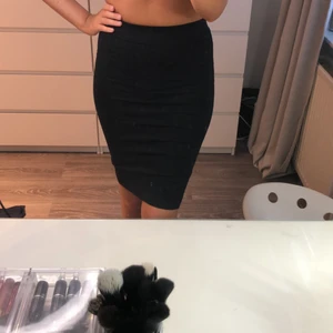 Två kjolar - En svart och en blå kjol, likadana. Säljer båda för 99kr