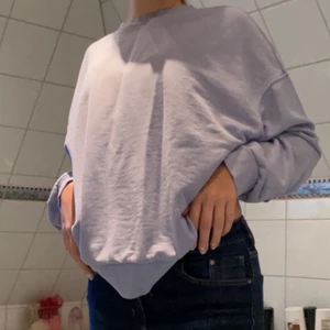 Sweatshirt  - Säljer nu denna snygga Sweatshirt för att rensa ur garderoben inför flytt. Den är oversize och i den står det storlek M. Denna kan man Matcha till vad som helst, kanske ett par Jeans eller en Jeanskjol? Vid frågor eller funderingar är det bara att höra av sig! Jag svarar så snabbt jag kan.🌲🥰💓