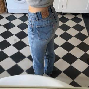 Snygga lågmidjade Levis jeans, skriv för frågor eller mer bilder! Jag är 173cm och dom är lite för långa på mig💕Köp direkt för 500+frakt!!