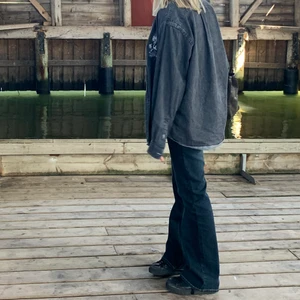 Grå skjorta  - Är ett märke med Kalle anka vid ena kanten vilket ni kan se på första bilden.  Går att knäppa hela vägen upp och ned eller ha den uppknäppt vilket jag hade på bilden. Köpt på humana i Stockholm. Storleken är lite oklar, de beror på hur du vill att den ska sitta, jag har vanligtvis S och ni ser hur den sitter på mig