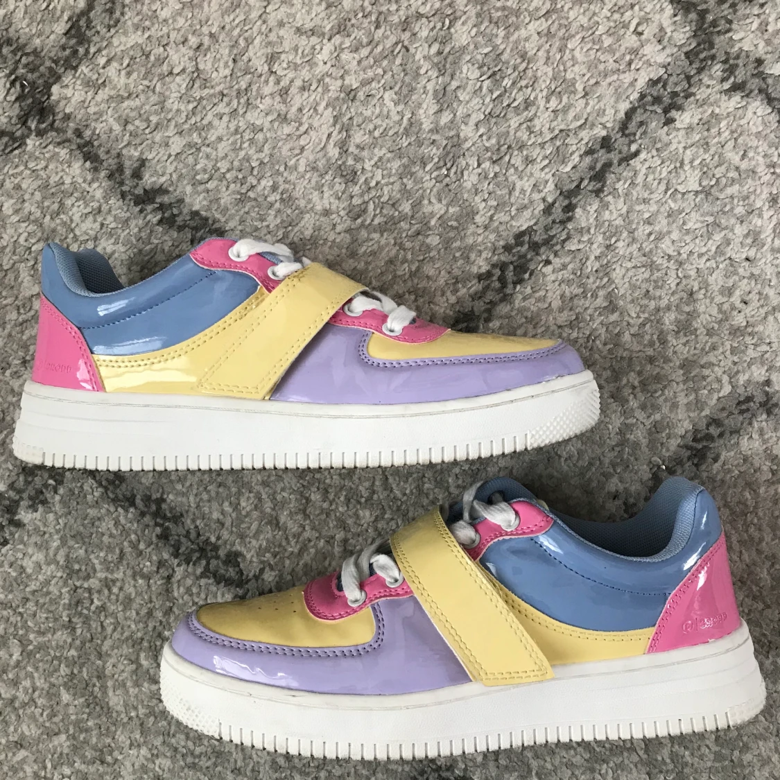 Glossy pastell sneakers 