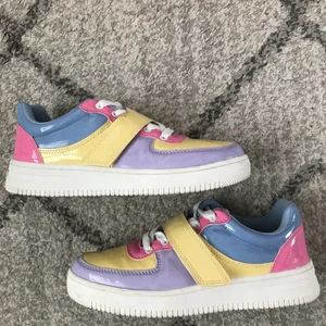 Glossy pastell sneakers  - Säljer dom här färgglada sneakers pga att dom kom inte till användning längre. Stl. 38 från Cropp. Köpta utomlands, och använda knappast 4 gånger!! Ny skick och passar bra till många outfits. 