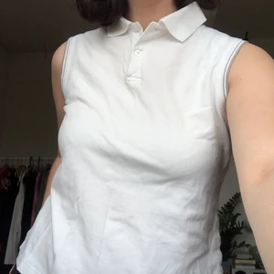 Pololinne - Vitt pololinne från märket Sand. Storlek L och sitter såhär på mig med M :) fint skick, köpt secondhand men aldrig använd av mig. Frakt 45 kr