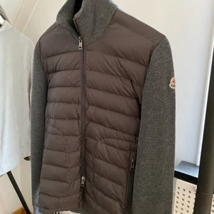 Moncler Cardigan  - Säljer min Moncler Cardigan, sparsamt använd i storlek S! 
