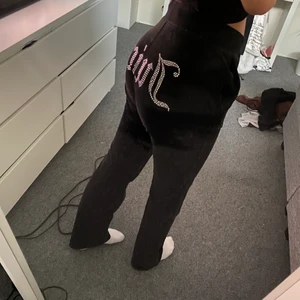 Juicy couture byxor - Mjukisar från juicy couture, de har tappat några stenar bak men det är inget som syns. (Mina egna bilder) 💘 (öka med minst 10kr när man lägger bud)