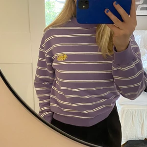 Lila Sweatshirt💜 - Säljer en lila Sweatshirt köpt på Junkyard som jag inte använder längre. Den är i fint skick och storlek XS. Köpare står för frakten!