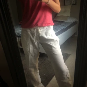 Vita linne byxor - Linne byxor från bikbok, 100% linne, storleken är L men man kan knyta i midjan och jag har vanligtvis S på byxor, jag är 174cm lång 