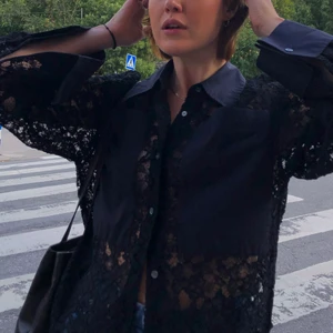 Spetsblus från Arket strl 38 - Sååå himla fin spetsblus från Arket i svart, säljer för att jag har en annan liknande 💕 Den är oversized så passar allt från 36-40 beroende på hur man vill att den ska sitta. Saknar en knapp på ena armen men går lätt att fixa! 