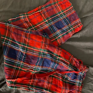 Rutiga pyjamas byxor  - Röd rutiga pyjamas byxor 