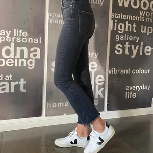 Croppade jeans - Super snygga croppade jeans från zara i strl 34, mycket stretchiga !!💗💞 säljer då de inte kommer till användning längre <3