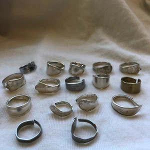 Handgjorda ringar från gamla bestick  - Ringar i äkta silver och rostfrittstål. Gjorda på egen hand från gamla bestick. Storlek går att ändra på alla 15-19. 159kr/st 
