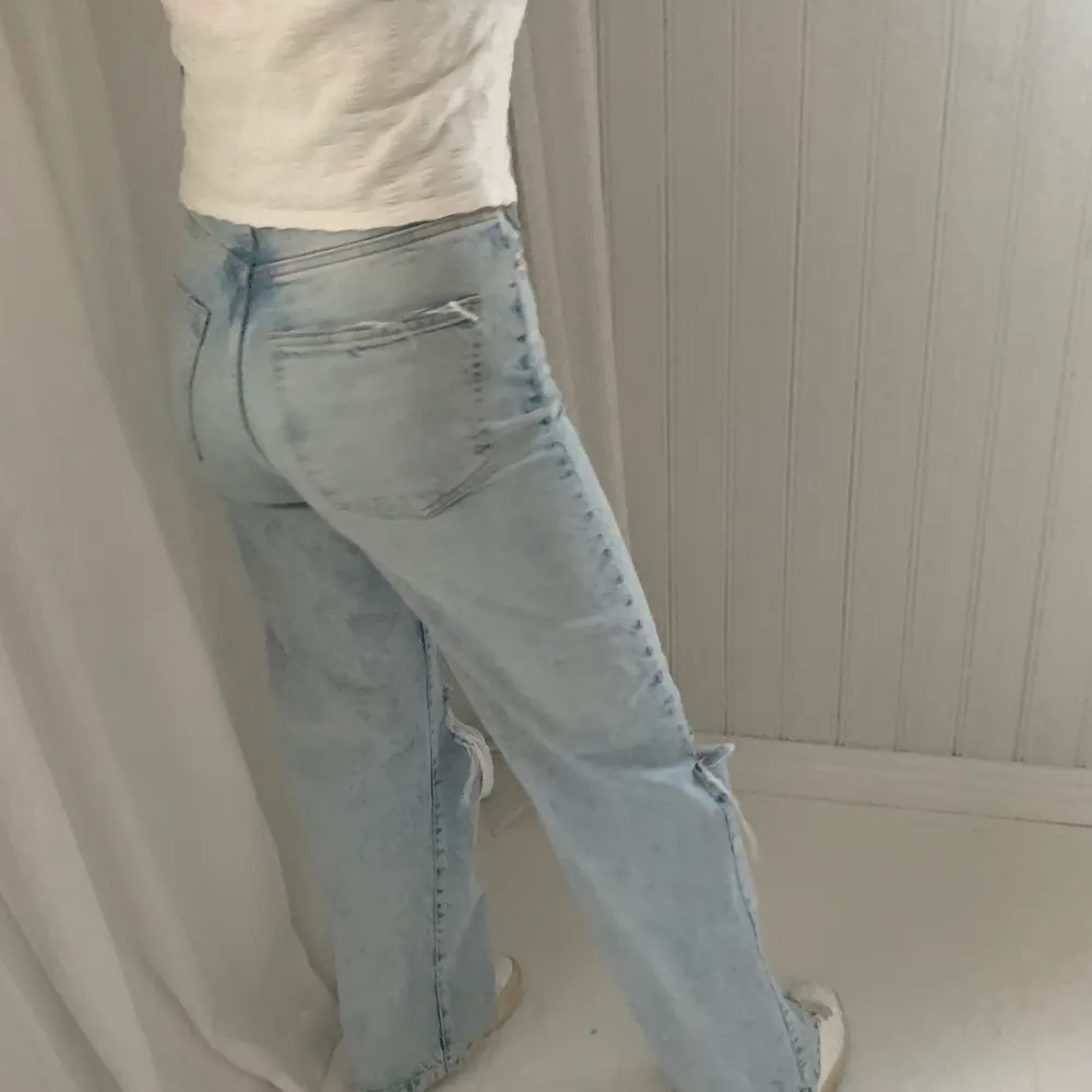 Jätte snygga och sköna jeans från Gina Tricot! Köpte för 600kr (knappt använda) och säljer för använder dom inte. Säljer för 200+frakt😇💘 Skriv privat för fler bilder. Jeans & Byxor.
